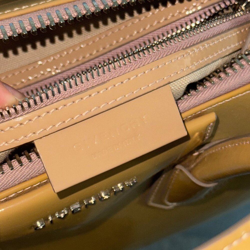 GIVENCHY PATENT LEATHER Antigona Beige Small - Picture 6 of 8